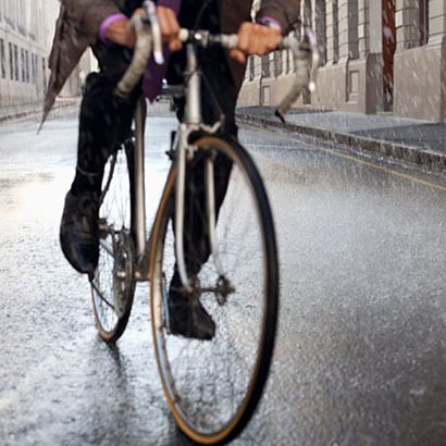 雨の日の自転車、レインコートから出てしまう足元に。
